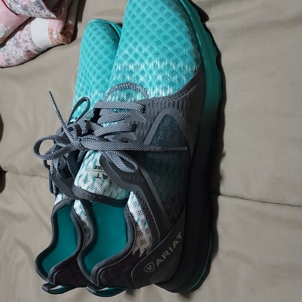 Womens tennis shoes